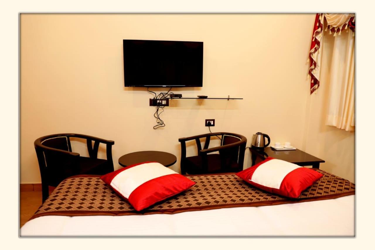 The Ranikhet Continental Hotel Exterior photo