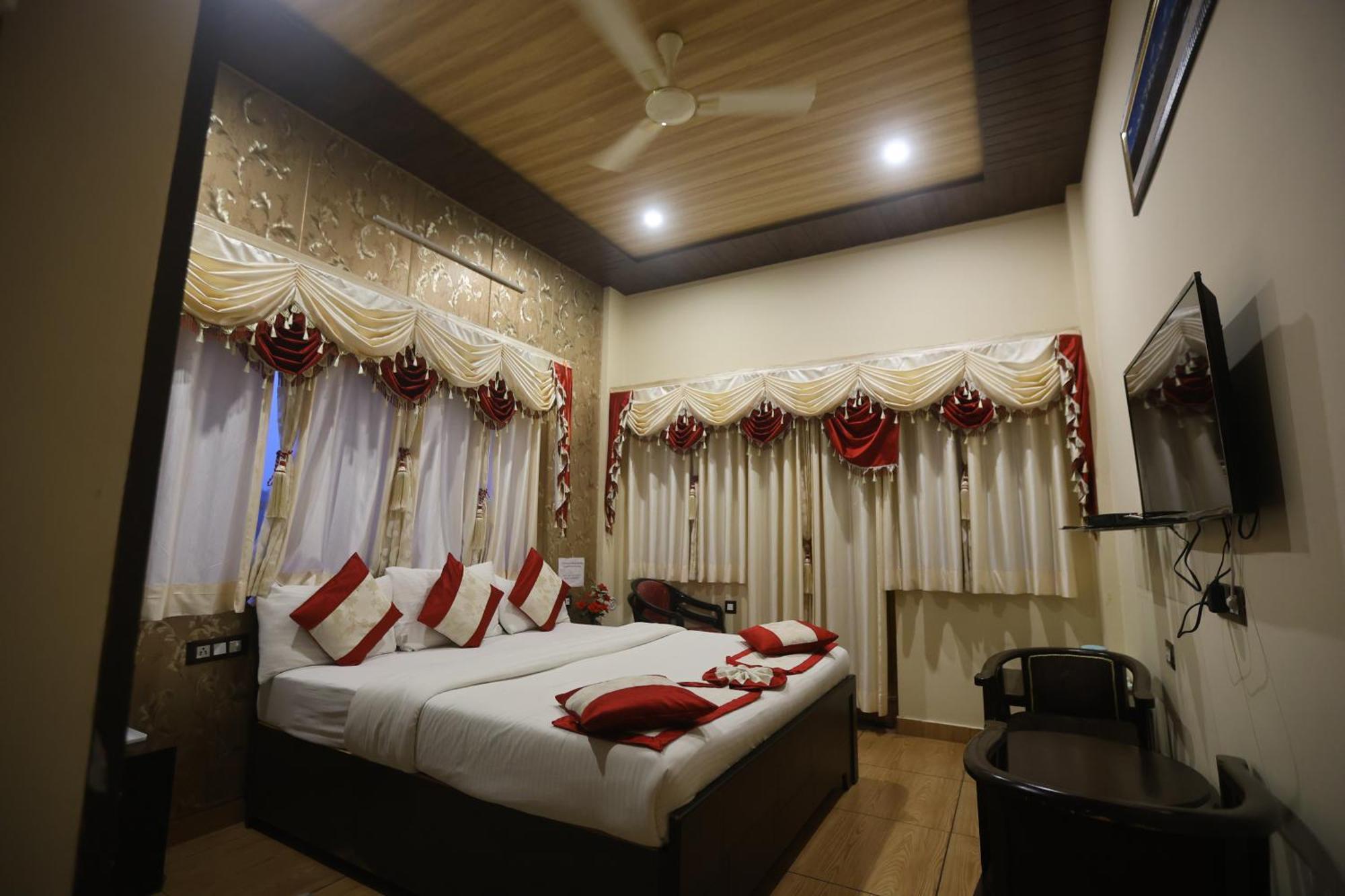 The Ranikhet Continental Hotel Exterior photo